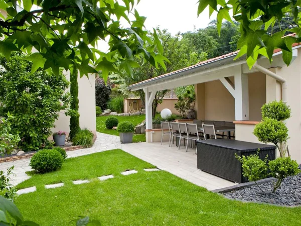 Terrasse, gazon et plantations